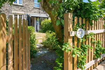 Red Robin Cottage -  Garden, Parking and Walk to the Lake