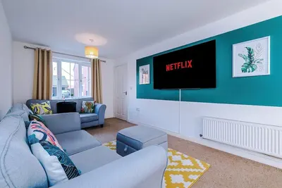 3 Bed+2. 5 Bath|Contractors + Groups| Free Parking!