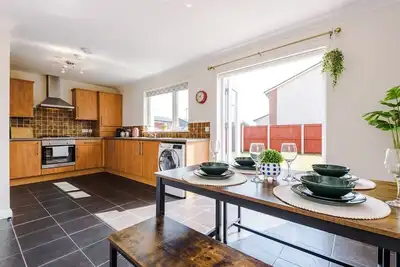 4 Bed+2. 5 Bath|Contractors + Groups| Free Parking!