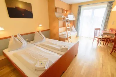 Image de Vierbettzimmer mit Balkon - Jufa Hotel Vulkanland Sport-resort