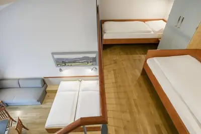 Image de Fünfbettzimmer mit Balkon - Jufa Hotel Vulkanland Sport-resort