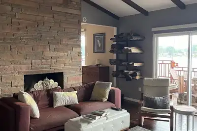 Image de Large lake house with game rm, workout equip. Close to parks, trails & downtown