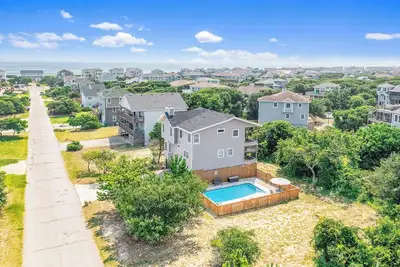 Unforgettable! Saltwater Pool! Newly Renovated! Walk to Beach, D0131