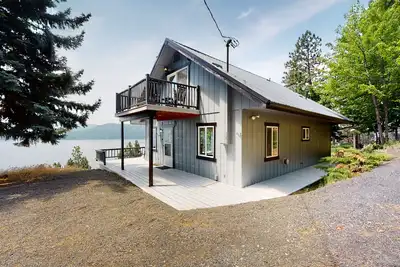 Image de Amazing lake-view cabin with balcony, firepit, grill, wood stove, & W/D