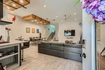 Image de Sleeps 25 Pet Friendly W/ Exercise Pool Mins to Dt!