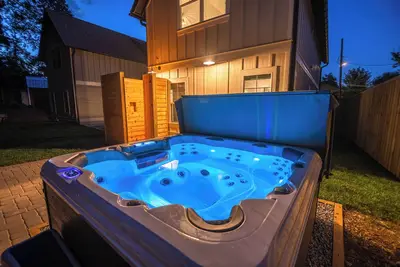 Image de Modern Gem - Outdoor Shower, Firepit, 3 King Bd - Located Dtwn on King Street! ! !