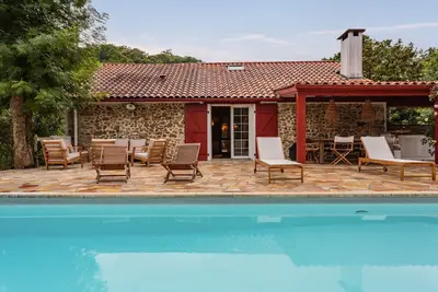 Image de Bergerie rénovée avec piscine dans un écrin de verdure