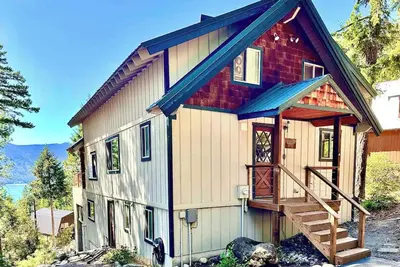 Image de Stunning Lake & mountain views await you from this spacious cabin!