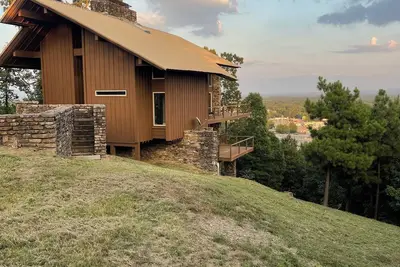 Image de Ultra modern luxury home overlooking the city of Mena