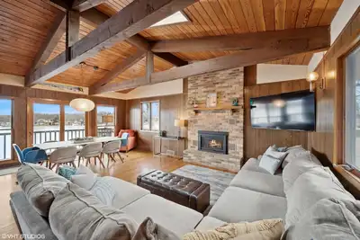 Image de Cedar Lake getaway with sauna - cozy fireplace!