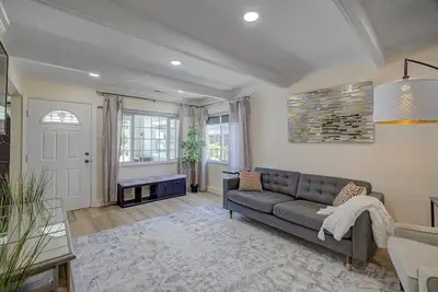 Image de Luxe Spacious Remodeled House in Silicon Valley