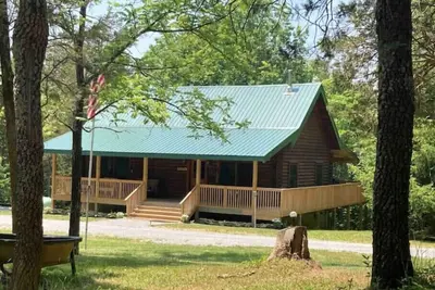 Image de Lazy Spread Cabin. Secluded wooded cabin tucked away with all the amenities