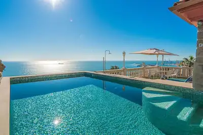 Villa El Altozano, enjoy sea views, walk 20 min to Malaga city center and beach.