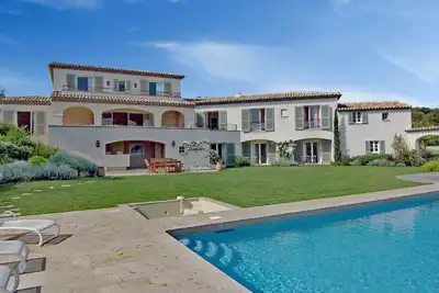Image de Mas Supérieure – Villa de luxe à Sainte-Maxime avec piscine chauffée, jacuzzi, court de tennis et vue mer