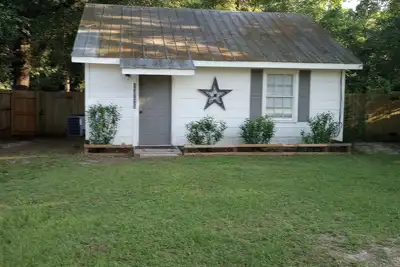 Image de A cozy cottage in Florala, Alabama and just minutes away from Lake Jackson.