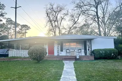 Spacious 5 Bedroom Home, two blocks to Fsu. Oversized parking for up to 8 cars