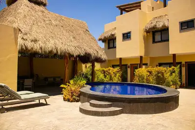 Image de Nakawé Getaway, just two blocks from the beach! \n