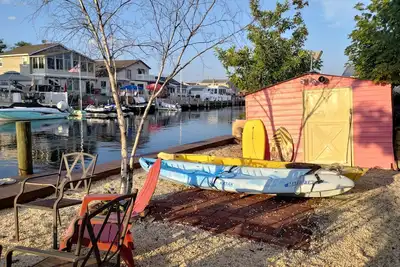 Image de Cozy home 1st floor of a duplex located on tributary to bay in toms river.