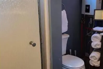 Image de A tranquil cabin with a nice view on 90 acres