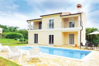 Maison confortable à Labin avec WiFi