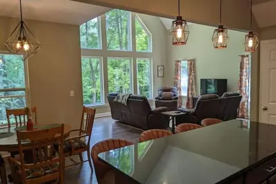 Modern Getaway with Hot Tub on 7-acre Ravine in Hocking Hills