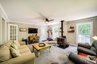 Image de On-Site Stream: Serene Cottage in Bakersville!