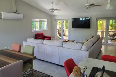 Cozy family home 10 minutes walk to the beach. Keyless entry. Security cameras.