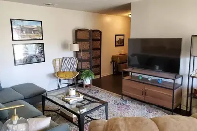 Image de The Redhawk Hideaway: Charming 2br Condo near Miami Univ in Oxford! Book now!