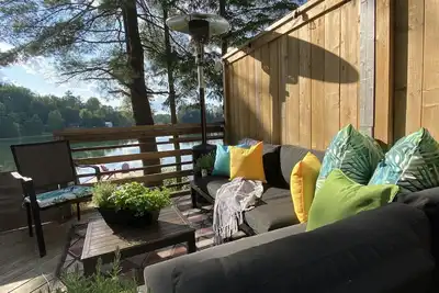 Image de Cozy modern cabin on serene Lac Lacroix