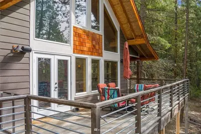 Cabin retreat with full deck in Plain, Wa