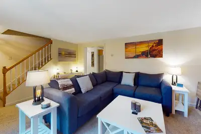 Image de Serene home with a deck, grill, firepit, board games, washer/dryer, & mtn views