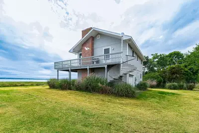 Image de Serene bay front home with a private beach, deck, board games, & washer/dryer