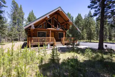 Image de Cozy Log Cabin on Quiet Cul-de-sac, Trails, River Nearby, 3 Mi from Sunriver, Covered Front Porch