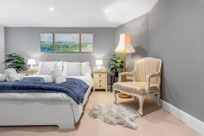 Brewery View | Central| Close to restaurants | 2 Bed | Stylish Apt | Lift | Unique