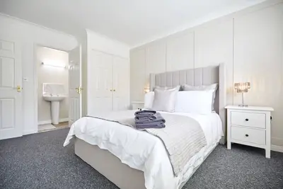Image de Stylish modern 3 bedroom with Ensuite - long stays welcome