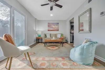 Sandy Springs Townhome Near River & Dining