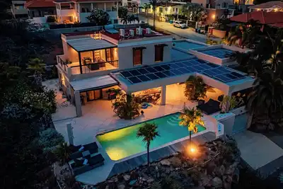 Image de Hillside Retreat brings together picturesque views with a magnificent island backdrop.