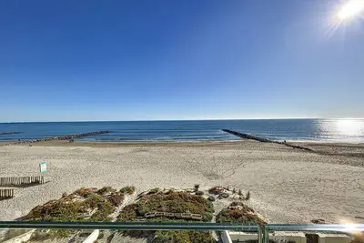 Image de F2 cabine rénové sur plage avec parking à Carnon