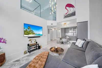 Image de Lavish Skyline Loft | Bayview Indulgence