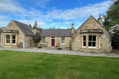 Fantastic Traditional yet Up-to-date Spacious Cottage Very Close to Edinburgh