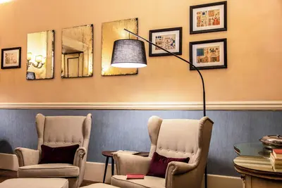 Image de In the historic center of Naples, two large rooms and two bathrooms, classic design.