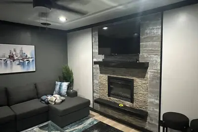 Image de Modern styled 3 Bdrm 2 bath with a Game Room and large sitting and dining area.