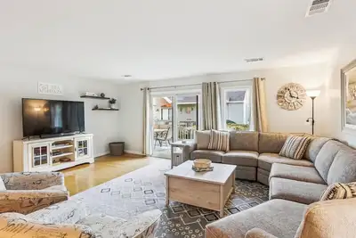 Image de 604 Queens Grant ~ Walk to Beach, Pool, Tennis & Golf!