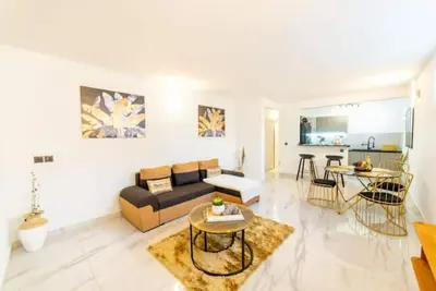 Image de Appartement luxueux Ă 3 minutes de la plage!