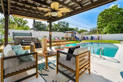 Image de Hot Tub, Heated Pool, Mini Golf  Island Vibes