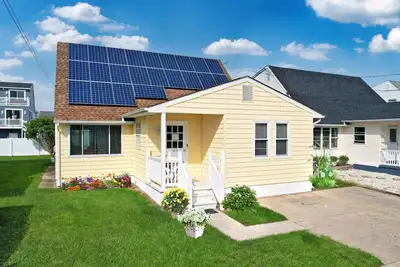 Image de Cozy Beach Home \none block from the beach and seawall