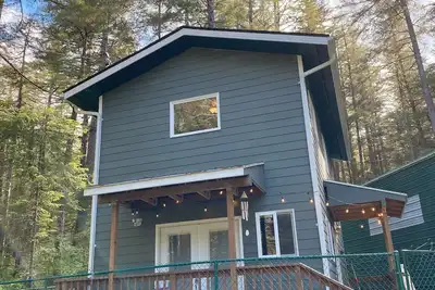 Image de Old Forest Cottage on Douglas Island. Five-minute drive to downtown Juneau!
