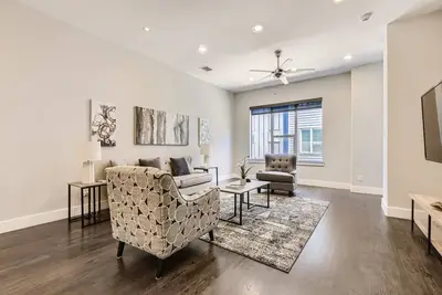 Image de Prestigious Clamath Home in the Heart of Downtown Dallas
