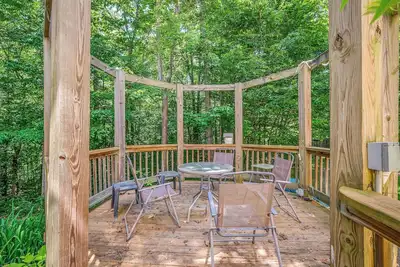 Image de Idyllic Martinsville Retreat w\/ Deck & Forest View