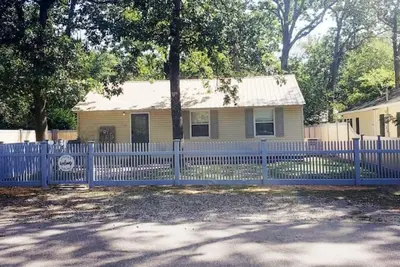 Image de Mutts & Mugs on Maple